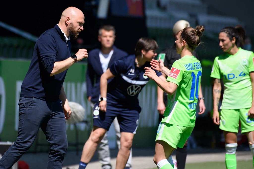 Trainer Stephan Lerch (l) will mit dem VfL Wolfsburg das DFB-Pokalfinale gewinnen.