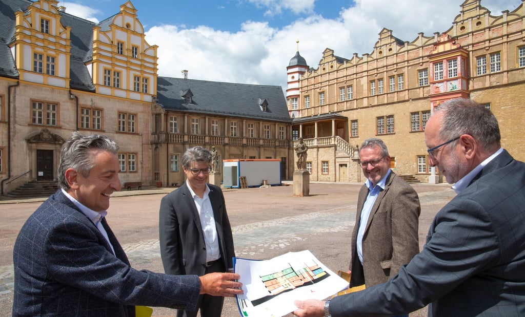 Gunnar Schellenberger (von links), Christian Philipsen, Holger Dittrich und Henry Schütze besprechen die Pläne für die Schlossrestaurierung.