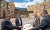 Gunnar Schellenberger (von links), Christian Philipsen, Holger Dittrich und Henry Schütze besprechen die Pläne für die Schlossrestaurierung.