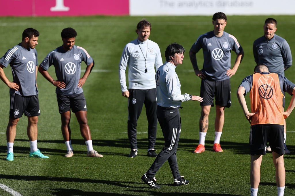 Bundestrainer Joachim Löw schwört die Nationalspieler auf die EM ein.
