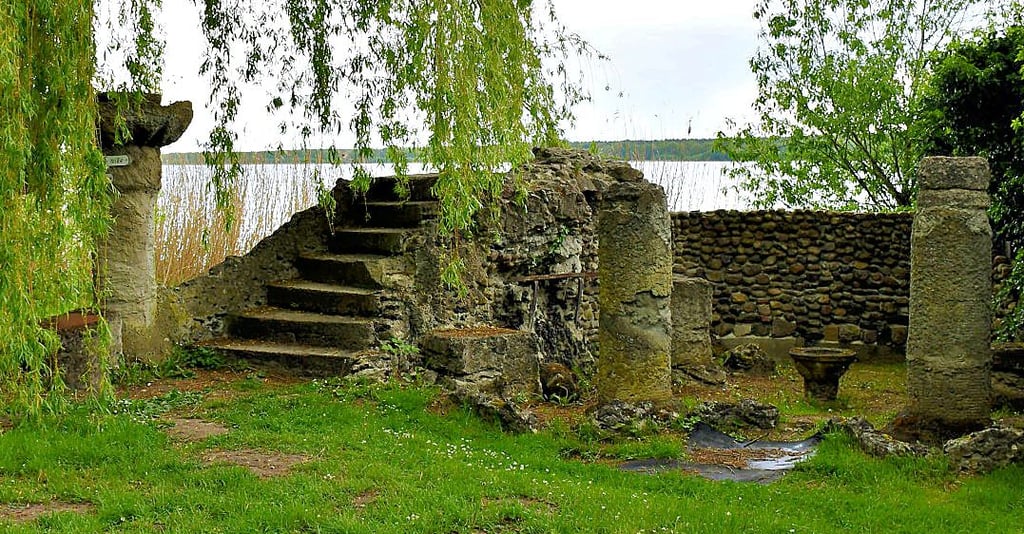Vom einstigen Tempel sind nur einige Reste wie der Aufgang, der noch original ist, geblieben.