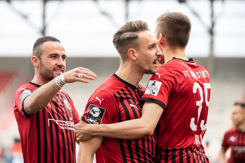 Der FC Ingolstadt um Tobias Schröck (M.) will in die zweite Liga aufsteigen.