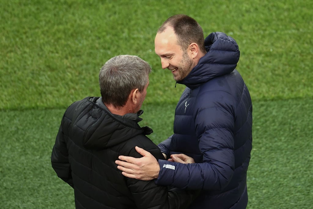 Kiels Trainer Ole Werner (r) begrüßt Kölns Trainer Friedhelm Funkel.
