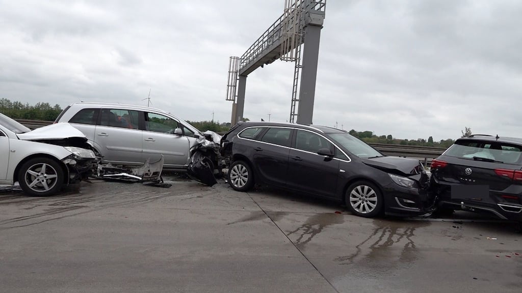 Elf Autos verunfallten am Samstag auf der A2.