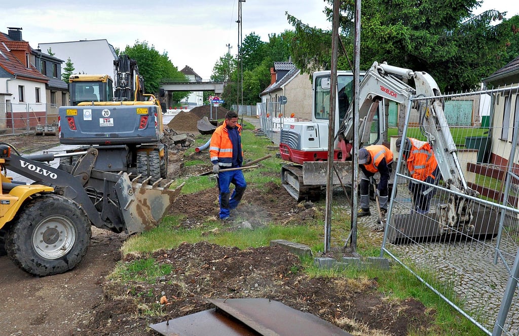 Magdeburger Straßenbauer haben mit dem grundhaften Ausbau der Neundorfer Straße in Güsten begonnen. Laut Plan soll die Kanalisation das Regenwasser künftig unter der Straße, links um die Ecke Richtung Ratsteich ableiten, nicht mehr über ein privates Grundstück wie bislang.