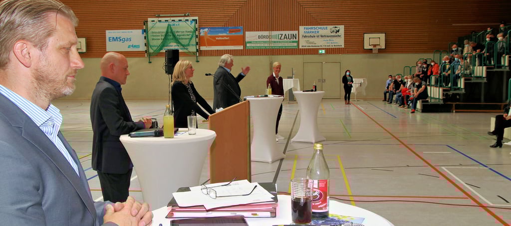 Sven Hause (v. l.), Sven Kaulbars, Klaus Kirchleitner und Maria Mittelstrass wollen Bürgermeister von Calbe in der kommenden Amtszeit werden. Stadtwahlleiterin Isabel Jaekel (M.) moderierte die öffentliche Wahlveranstaltung in der Hegersporthalle am Donnerstagabend.