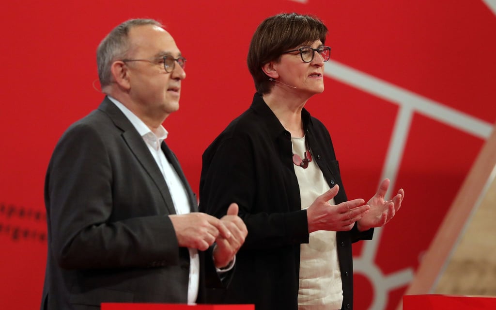 Saskia Esken und Norbert Walter-Borjans, die beiden SPD-Vorsitzenden, gestikulieren.
