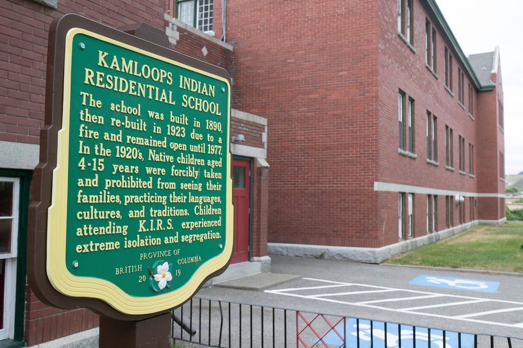 Eine Gedenktafel außerhalb der ehemaligen Kamloops Indian Residential School.