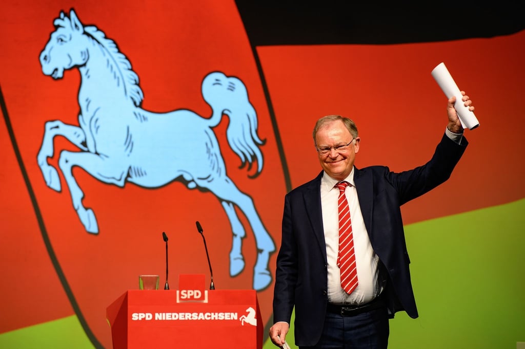 Stephan Weil (SPD). Ministerpräsident von Niedersachsen, gestikuliert.