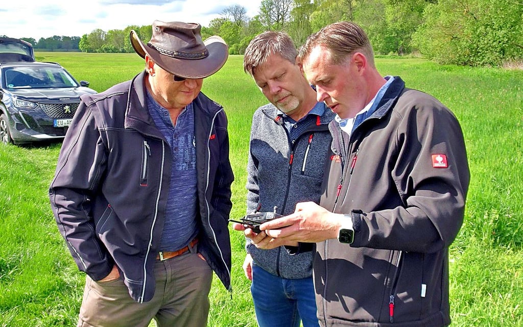 Roland Waldow, Steffen Dalichau und Matthias Witte mit Drohnensteuerung.