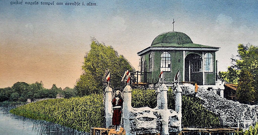 Auf dieser Postkarte sind Gustav Nagel und sein Seetempel, den er eigenhändig erschuf, zu sehen.