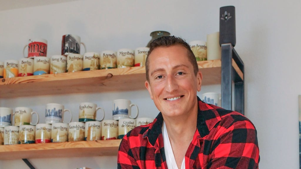 Globetrotter mit Zwangspause: Flugbegleiter Christian Cebulla aus Naumburg steht an einem ausrangierten Trolley - im Hintergrund seine Starbucks-Sammeltassen aus aller Welt.