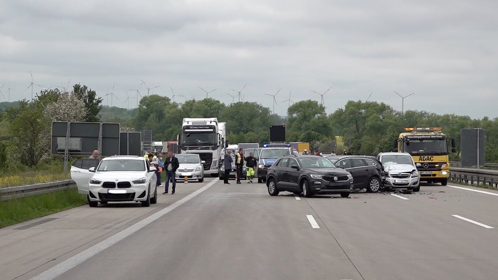 Auf der A2 kam es am Samstagmittag erneut zu Unfällen.
