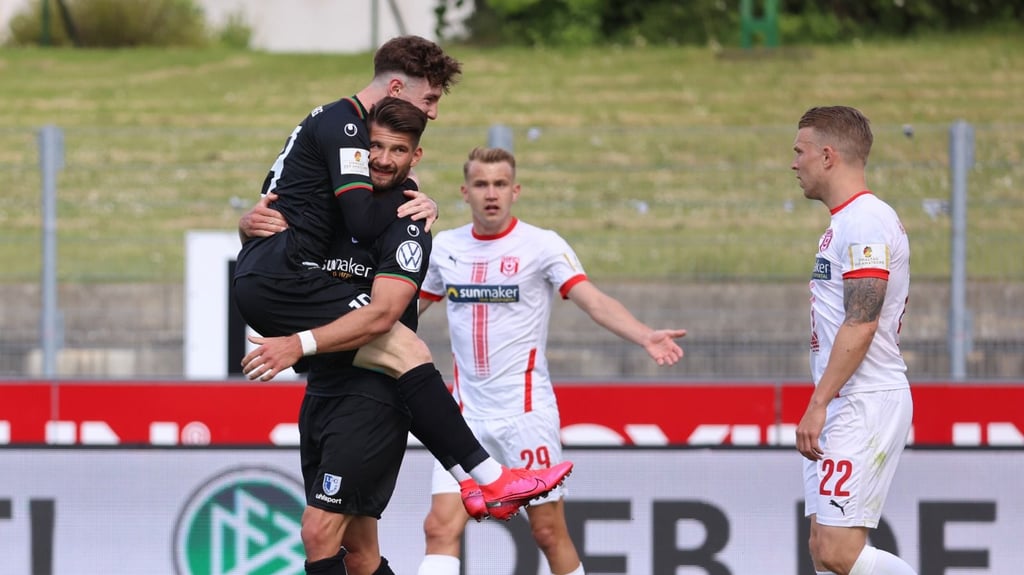 Erst war Florian Kath (oben) erster Gratulant von Kai Brünker (links) nach dessen Führungstreffer und keine zwei Minuten später trug sich Kath selbst als Torschütze zum 2:0 ein.