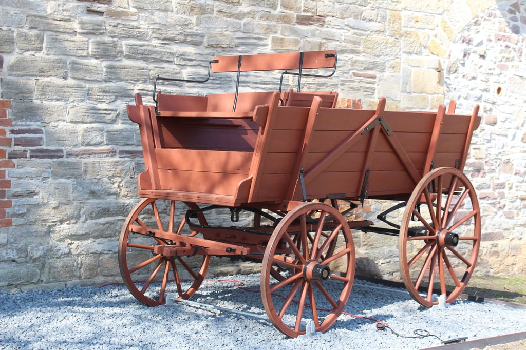 Der Klinzer Alpen-Verein hat einen alten Leiterwagen restauriert und an der Lindenstraße aufgebaut. Die Kutsche war ein Geschenk aus der Altmark.