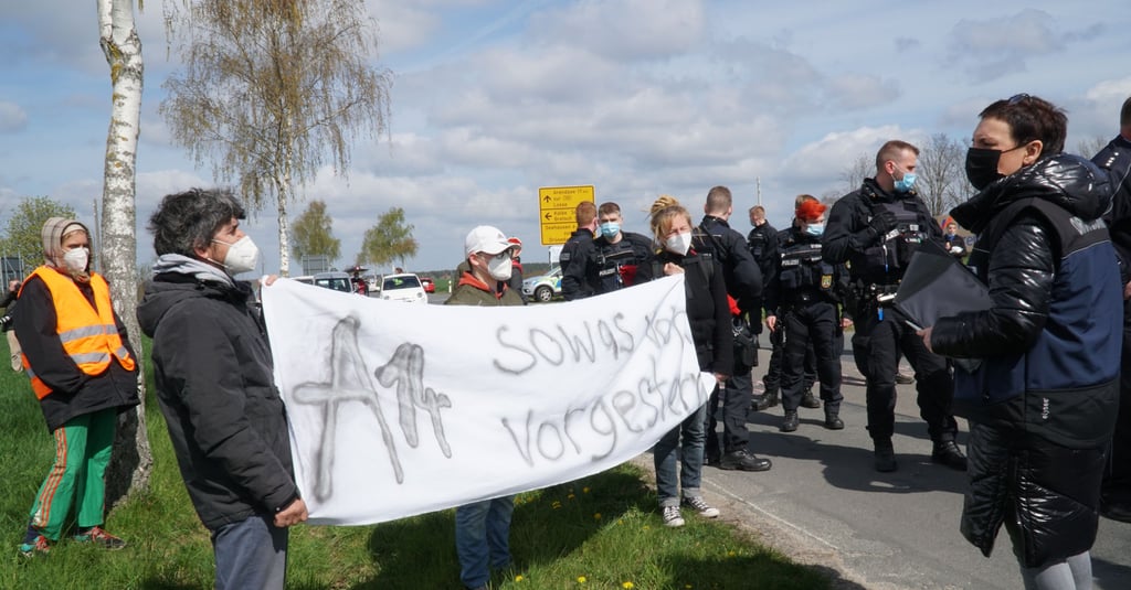 Zweierlei Maß? Das Stehen mit Abstand unter freiem Himmel und Maske bei der Protestdemo gegen die A14 wurde bemängelt