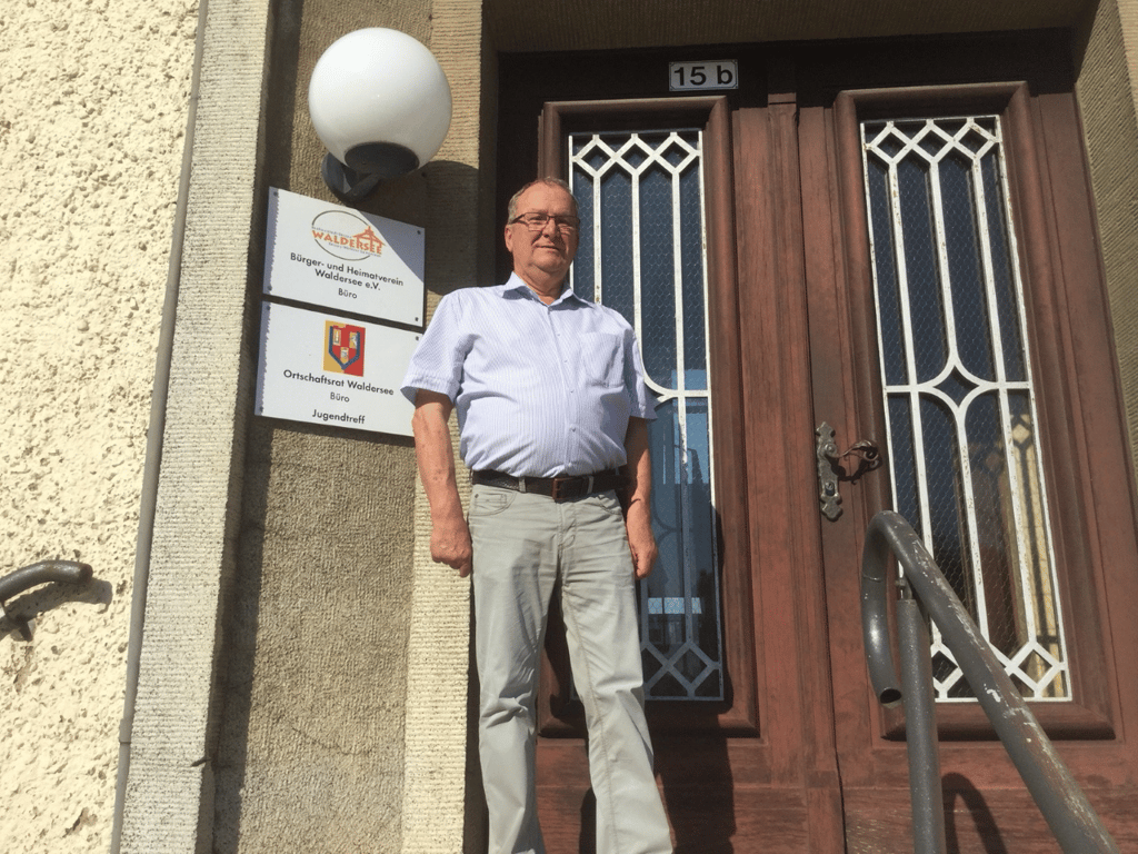 Waldersees Ortsbürgermeister Lothar Ehm protestiert.
