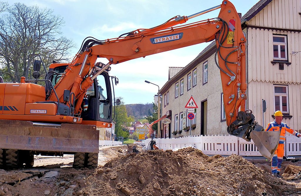 Die Bauarbeiten an der Herzogstraße in Blankenburg liegen gut im Zeitplan. Bis September dieses Jahres soll der zweite und letzte Abschnitt in Richtung Lühnertorkreisel fertig sein.