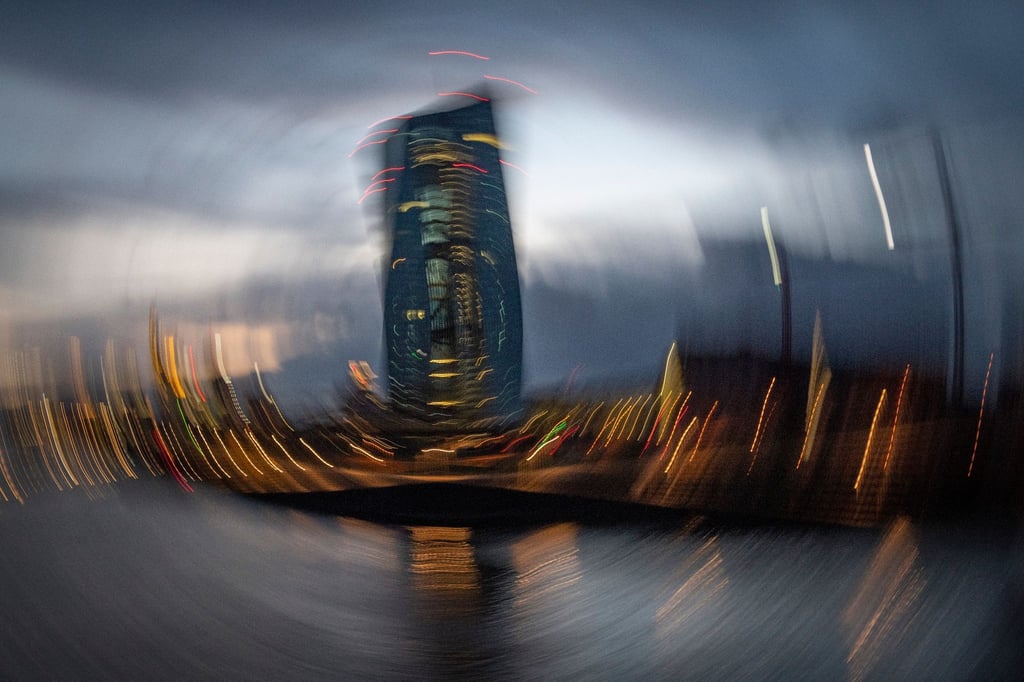 Die Europäische Zentralbank in Frankfurt am Main in der Abenddämmerung (Aufnahme mit beabsichtigter Bewegung der Kamera während der Belichtung).