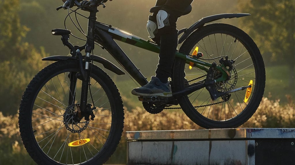 Ein neunjähriger Junge krachte in Magdeburg mit seinem Fahrrad gegen ein Auto.