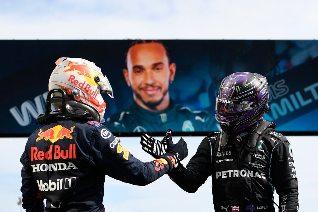 Lewis Hamilton (r) und Max Verstappen liefern sich einen Zweikampf an der Spitze.