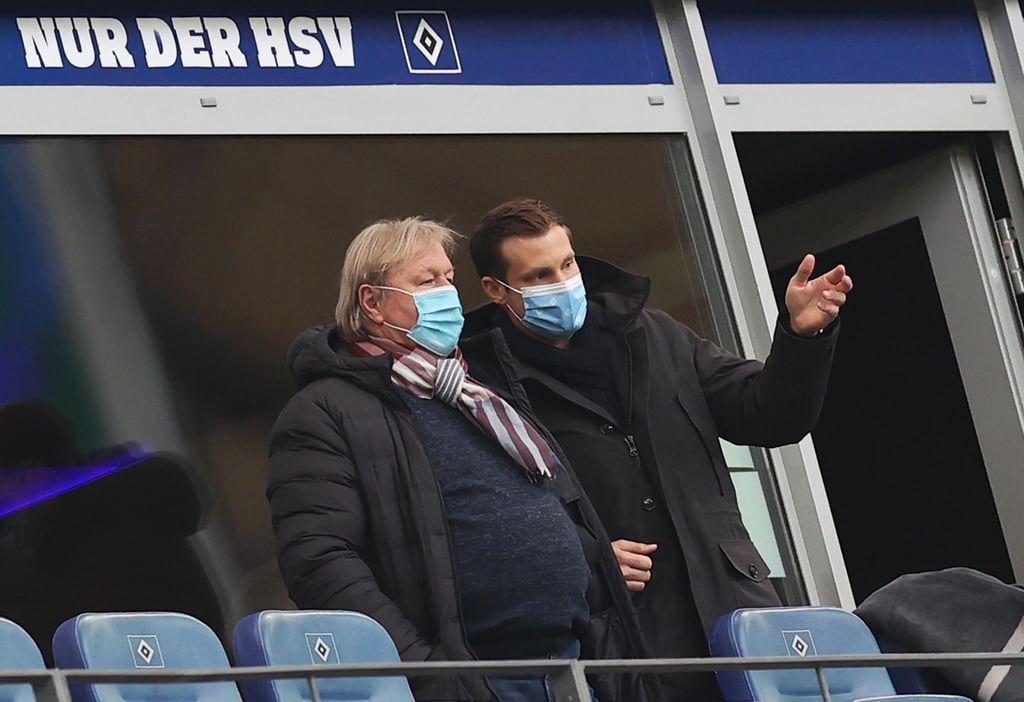 Horst Hrubesch (l) im Volksparkstadion im Gespräch mit Marcell Jansen.
