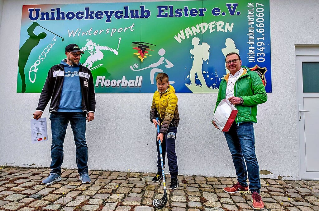 Robin wird am Vereinshaus in Elster ausgezeichnet.