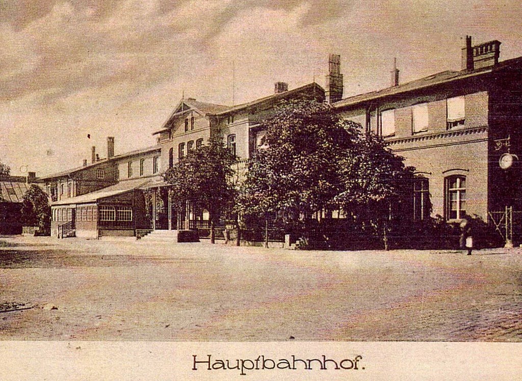 1871 wurde der Bahnhof in Betrieb genommen. Zu sehen ist das Empfangsgebäude mit der angeschlossenen Gaststätte (links).