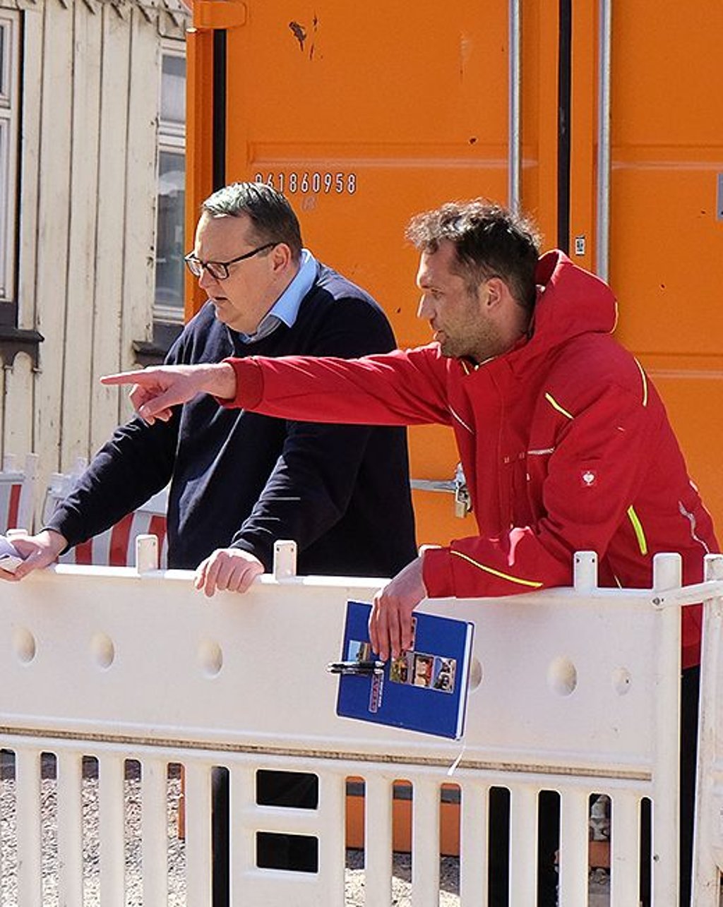 Bauleiter Ronny Struwe (rechts) erläutert Bürgermeister Heiko Breithaupt den Baufortschritt.
