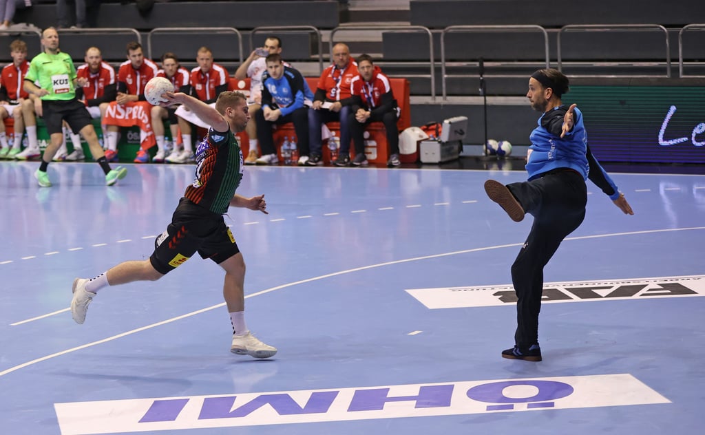 Lukas Mertens (l.) hat sie alle bezwungen in dieser Saison - auch Keeper Silvio Heinevetter von der MT Melsungen.