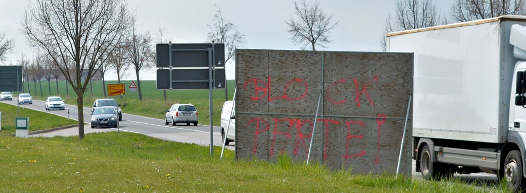Der Verkehr auf der Bundesstraße rollt durch Schneidlingen. Die Tafel steht auf der linken Seite in Richtung Winningen.