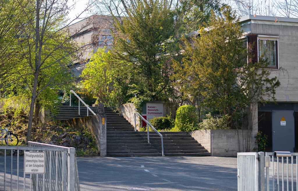Drei ehemalige Schüler sollen im Mai 2019 die Abituraufgaben aus einem Tresor des Bamberger Kaiser-Heinrich-Gymnasiums geklaut haben.