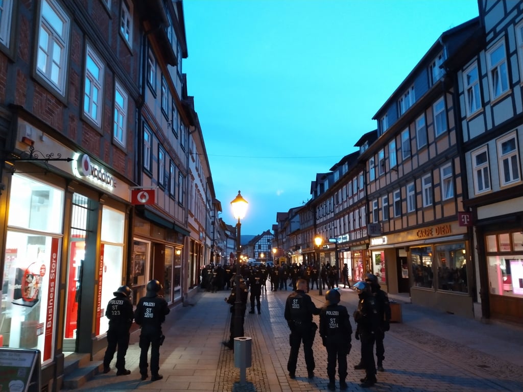 Die Polizei hat auf der Breiten Straße in Wernigerode einen nicht angemeldeten Demo-Zug von Gegnern der Corona-Regeln gestoppt.