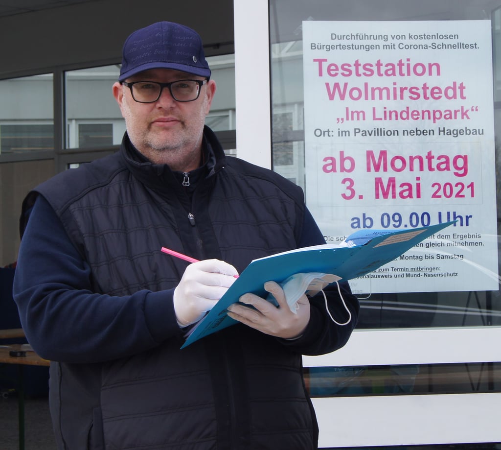 Mike Steffens weist Bürger ins Einbahnstraßensystem zum Testzentrum im Pavillon des Lindenparks ein.