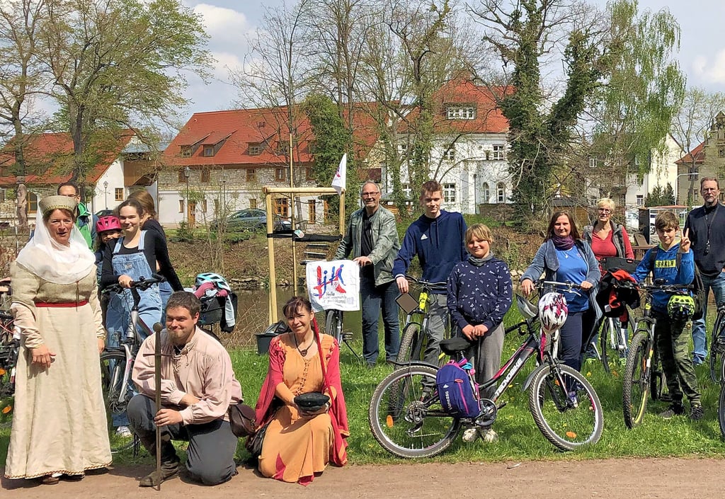 Mit mittelalterlichem Flair wurde der Freundschaftsbaum der Jugendhanse in Merseburg eingeweiht.