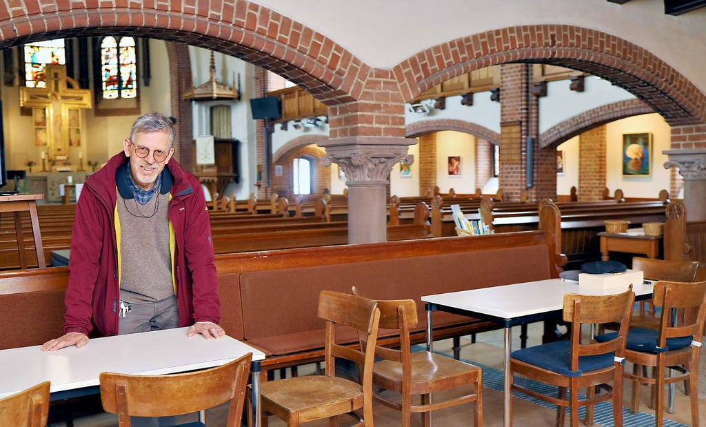 Raum für Begegnungen: Im Foyer de Petruskirche ist Platz geschaffen worden. Pfarrer Helmut Becker freut sich über die Veränderungen in der Petruskirche, die im September 110 Jahre alt wird.