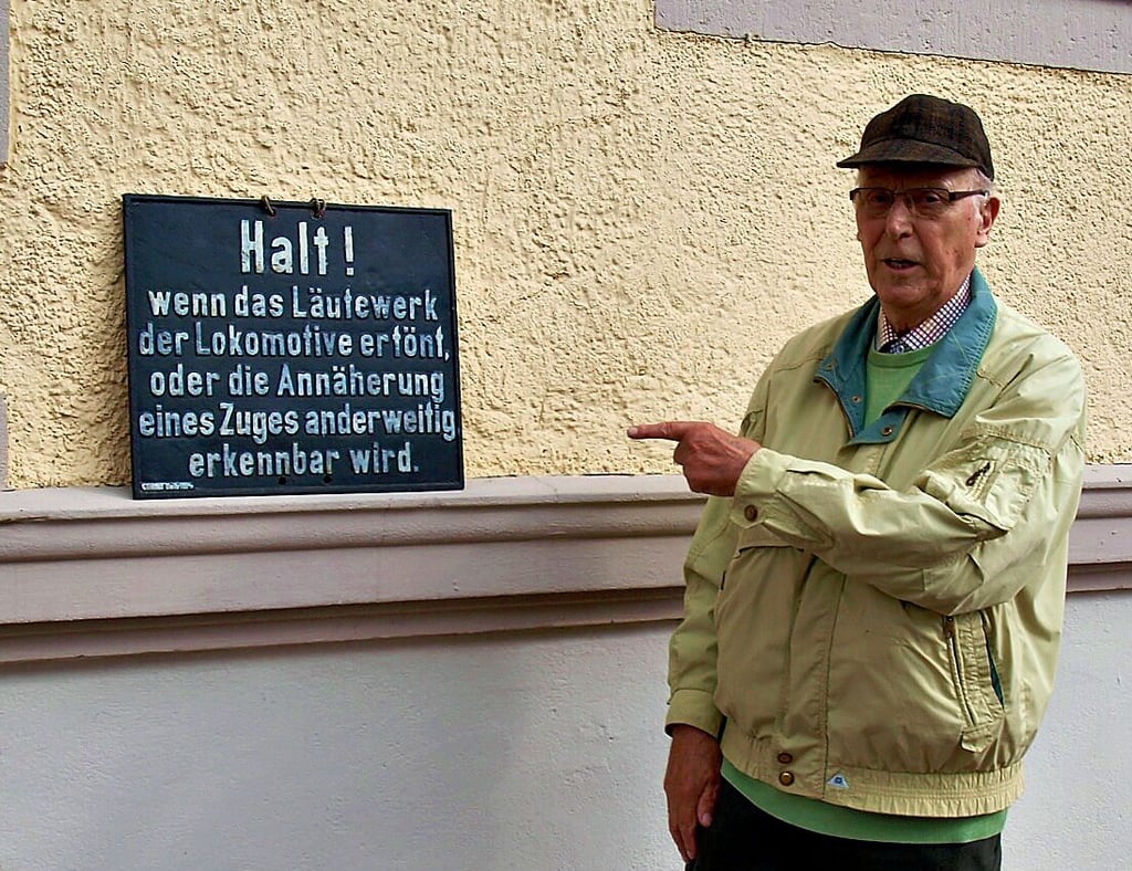 Manfred Voß rettete das Schild 1946 zusammen mit seiner Mutter vor dem Untergang. Am Montag übergab er es dem Heimatverein.