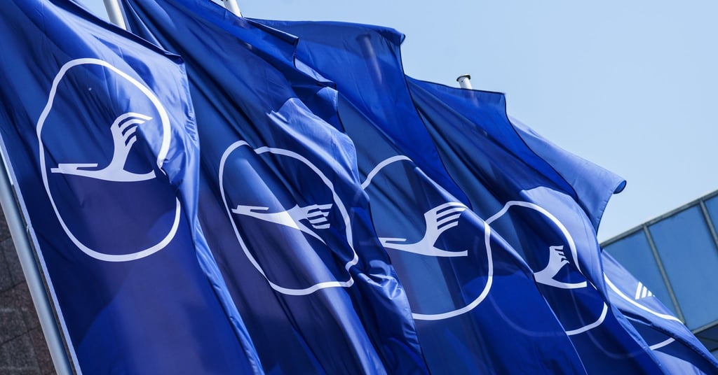 Mit Blick auf die Lufthansa-Hauptversammlung haben Anleger und Umweltschützer harte Kritik am Kurs des Luftverkehrskonzerns geäußert.