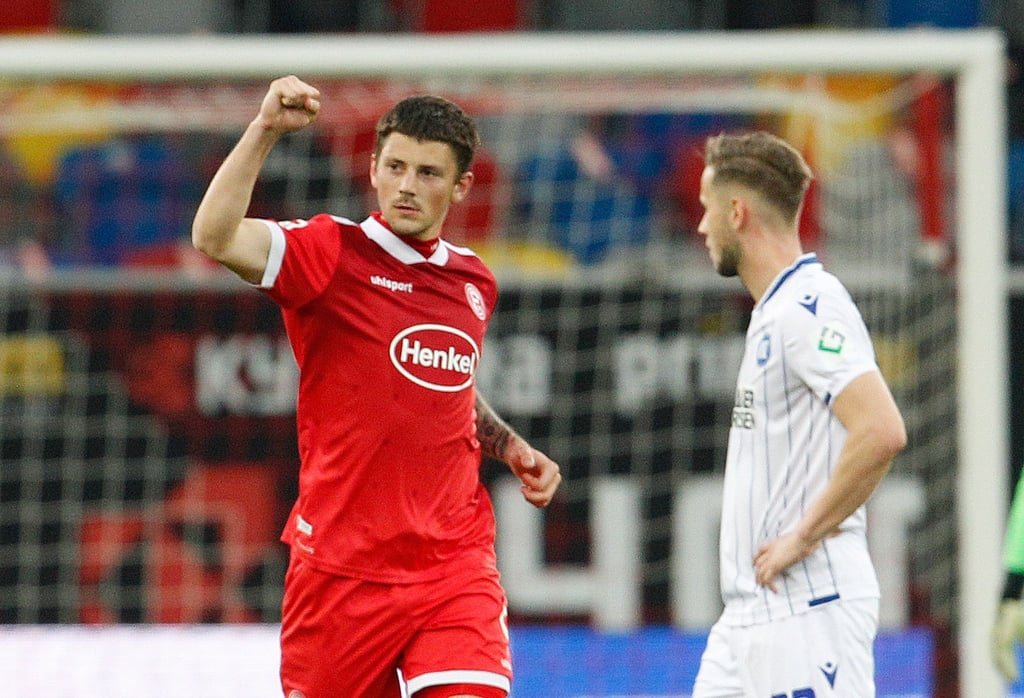 Der Düsseldorfer Torschütze zum 1:1 Dawid Kownacki (l) jubelt, rechts Karlsruhes Christoph Kobald.