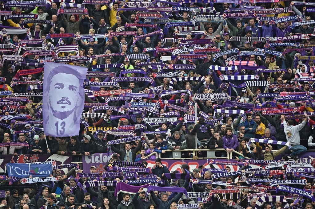 Fans des AC Florenz gedenken des 2018 verstorbenen Fußballers Davide Astori.