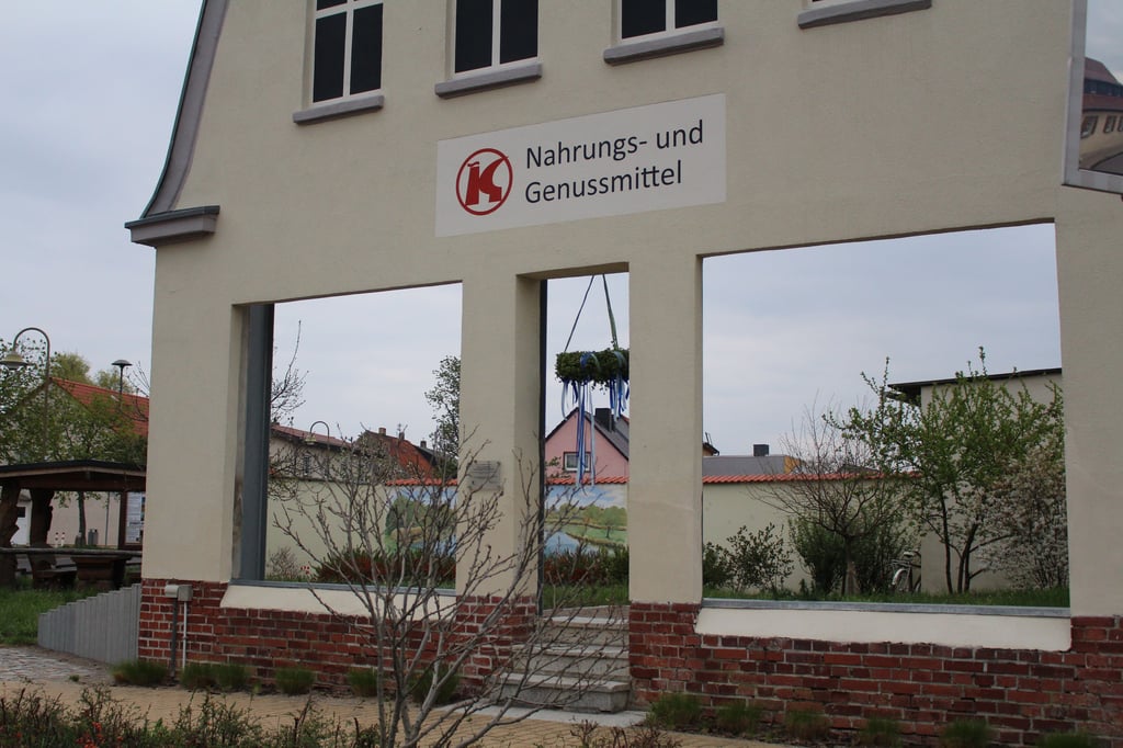 Ein kleiner Maikranz hängt am alten Konsum in Steutz.