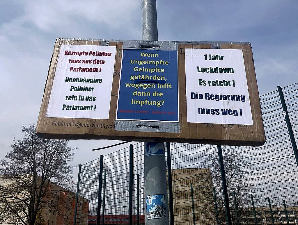 Meinungsfreiheit ist ein hohes Gut, jedoch müssen Plakatierungen im öffentlichen Raum genehmigt werden, was hier - laut Rathaus - nicht der Fall ist. Dem Plakatierer droht ein Ordnungswidrigkeitsverfahren.