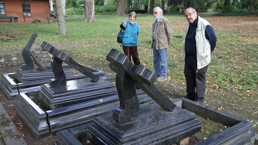 Irmgard und Peter König mit Günter Wagener (Mitte) an der Ruhestätte ihrer Vorfahren.