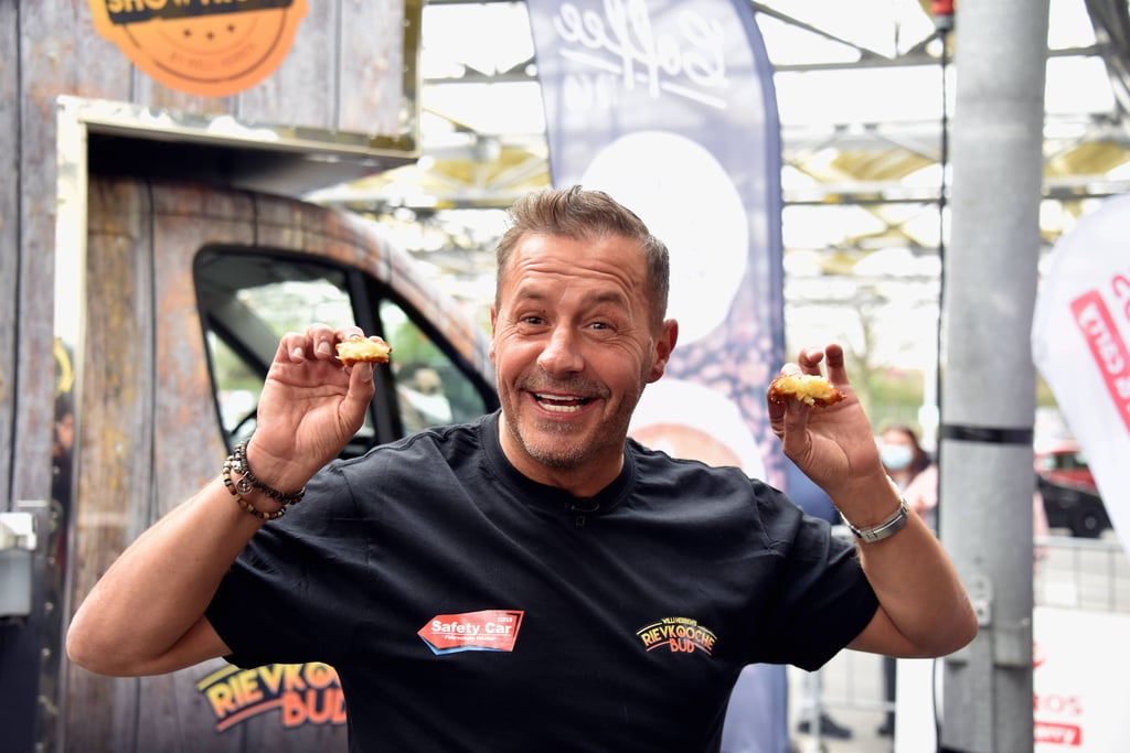 Willi Herren bei der Eröffnung seiner Reibekuchen-Bude am 16. April 2021. Kurz darauf starb der Schauspieler.