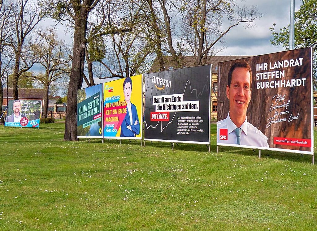 Aus Dannigkow kommend wird man in Gommern auf dem Bahnhofsvorplatz von Wahlwerbung begrüßt. Insgesamt hängen in der Gemeinde 640 Plakate an Laternen - gebührenfrei.