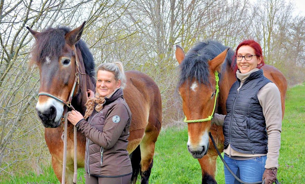 Michelle Seewald (links) mit ihrem Pferd Elma und Kristin Kinnigkeit mit ihrer Stute Maron.