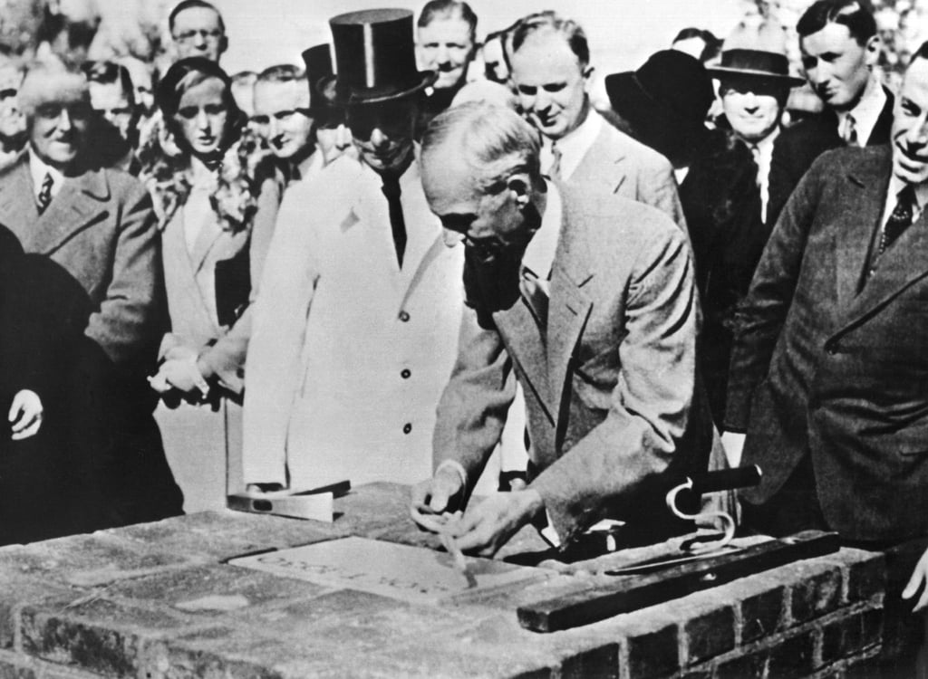 Henry Ford (M) bei der Grundsteinlegung zu den Kölner Ford-Werken am 2. Oktober 1930.