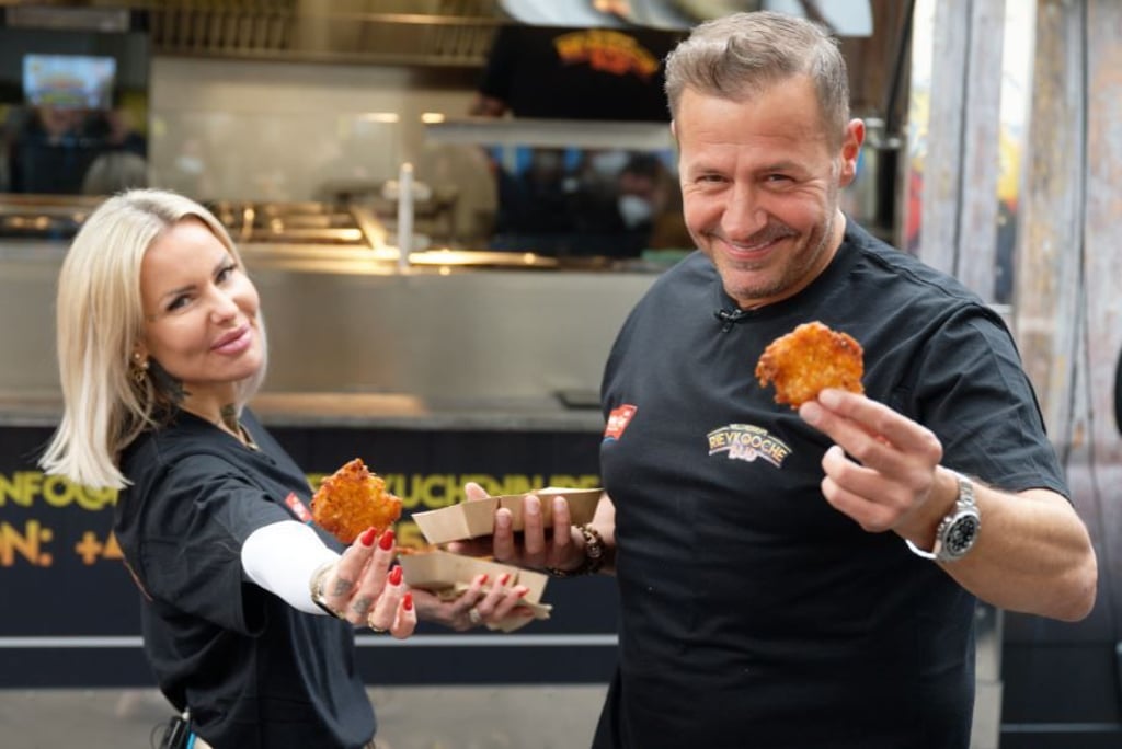 Schauspieler und Reality-Star Willi Herren bei der Eröffnung seiner Willi Herrens Rievkooche Bud Willi Herren s Reibekuchen Bude.