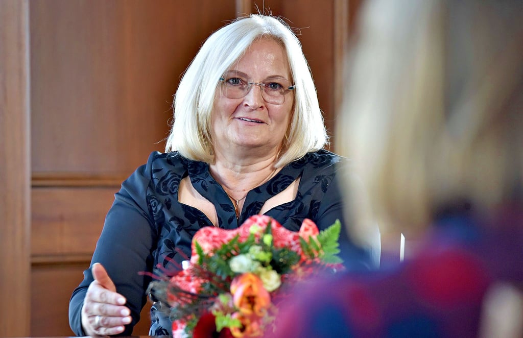 Carola Niczko bekam die Ehrennadel des Landes Sachsen-Anhalt am Dienstag im Wolfener Rathaus verliehen.