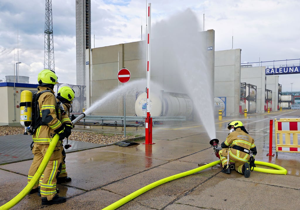 Die Werkfeuerwehr am Chemiestandort übt am Gefahrgutlager.